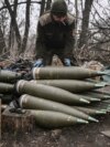 Военнослужащий ВСУ в Донбассе готовит к бою снаряды калибра 155 мм