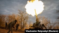 Український військовослужбовець разом з іншими побратимами-артилеристами веде вогонь з САУ 2С7 «Піон» по позиціях російської армії. Херсонська область 9 листопада 2022 року