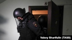 У свідків Єгови вилучили техніку, телефони, релігійну літературу та закордонні паспорти, п’ятьох вірян затримали та відправили до ізоляторів тимчасового тримання. 