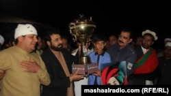 د جلال اباد لوبغالي کې د بمي چاودنې وژل شویو په یاد کې چې د وطنپاله ځوانانو مشر هم پکې شامل وو، فاتحه وشوه. ۲۰ مې ۲۰۱۸ 