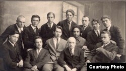 Літаратурнае аб'яднаньне «Узвышша». Першы рад: Я.Пушча, А.Бабарэка, У.Дубоўка, К.Чорны, З.Бядуля, К.Крапіва. Другі рад: М.Лужанін, С.Дарожны, А.Адамовіч, Т.Кляшторны, У.Жылка, В.Шашалевіч, П.Глебка.
