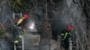 Рятувальники на місці влучання російської ракети в Києві, 15 листопада 2022 року