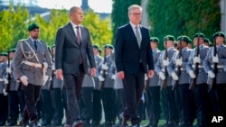 Britaniýanyň premýer-ministri Keir Starmer (sagda) Germaniýanyň kansleri Olaf Şolz bilen 