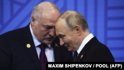 Президент Росії Володимир Путін (праворуч) вітає Олександра Лукашенка під час офіційної церемонії зустрічі глав делегацій на саміті БРІКС у Казані 23 жовтня 2024 року
