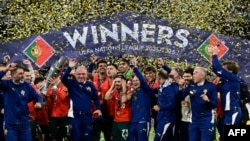 د پرتګال لوبغاړي د ملتونو جام د اتلولۍ د لمانځلو پر مهال