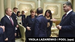 Зустріч лідерів країн «нормандського формату» (справа наліво): президент України Петро Порошенко, тодішній президент Франції Франсуа Олланд, канцлер Німеччини Анґела Меркель і президент Росії Володимир Путін. Мінськ, 11 лютого 2015 року