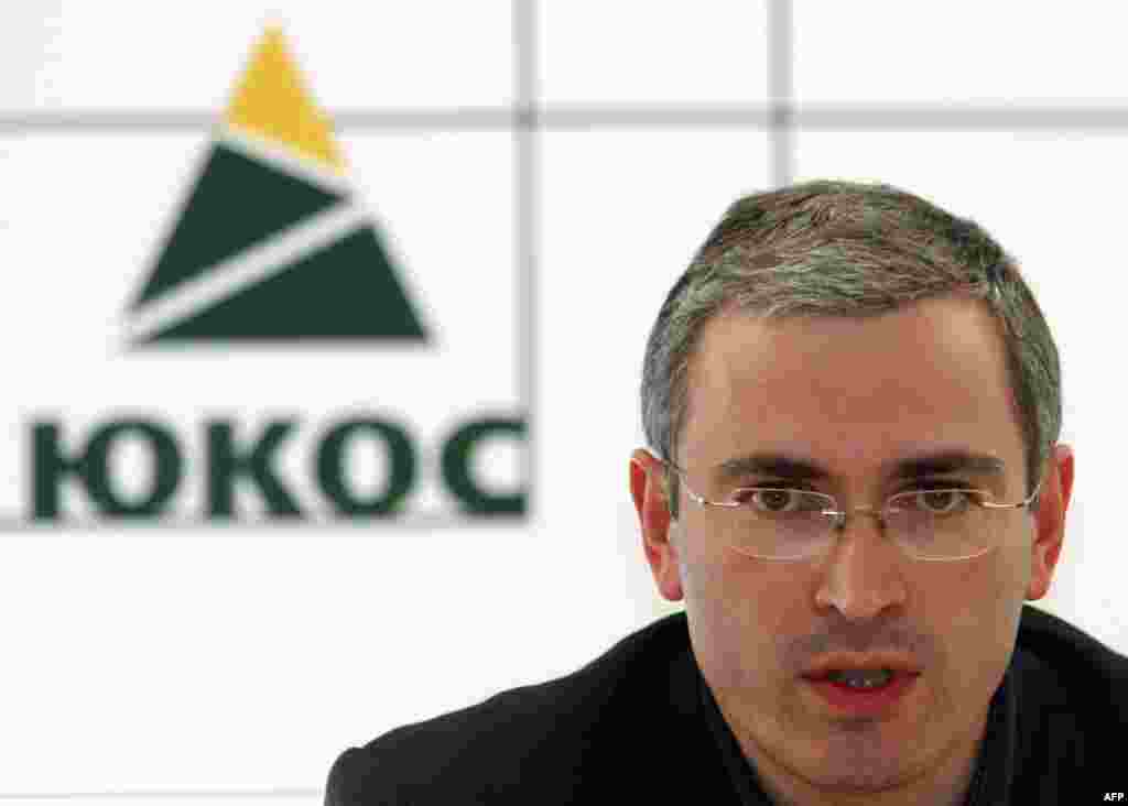 Хадаркоўскі выступае ў штаб-кватэры ЮКОС за некалькі месяцаў да арышту 