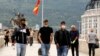 Илустрација - Луѓе со заштитни маски на Камени мост во Скопје
