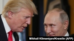 Дональд Трамп и Владимир Путин во время саммита АТЭС в ноябре 2017 года во Вьетнаме