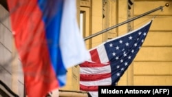 Российский флаг развевается вблизи посольства США в Москве (иллюстративное фото)