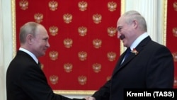 Vladimir Putin (stânga) și președintele Belarusului, Aliaksandr Lukașenka,de Ziua Victoriei, la Kremlin, 24 iunie 2020