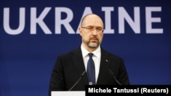 Прем’єр-міністр України Денис Шмигаль: «Що саме мається на увазі – недопустимо, щоб в одних будинках світла не було по 20 – 30, а інколи 40 годин, тоді як інші залишаються зі світлом цілодобово»
