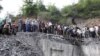Люди біля шахти, де стався вибух, Іран, 3 травня 2017 року 