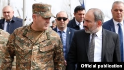 Armenian Prime Minister Nikol Pashinian (right) and Lieutenant-General Artak Davtian (file photo)