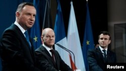Президент Франції Емманюель Макрон (п), канцлер Німеччини Олаф Шольц (ц) та президент Польщі Анджей Дуда (л), Берлін, 8 лютого 2022 року