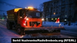 Вночі у місті працювали 418 одиниць техніки, а також 251 працівник з бригад ручного прибирання.