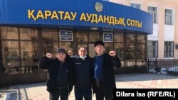 Шымкенттік белсенділер Ерлан Файзуллаев, Нұржан Әбілдаев, Жанмұрат Аштаев. (Сол жақтан оң жаққа қарай). Шымкент, 26 ақпан 2021 жыл.
