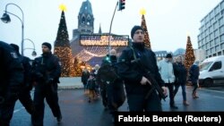 Поліція Берліна партрулює територію поблизу різдвяного ярмарку після нападу, 22 грудня 2016 року