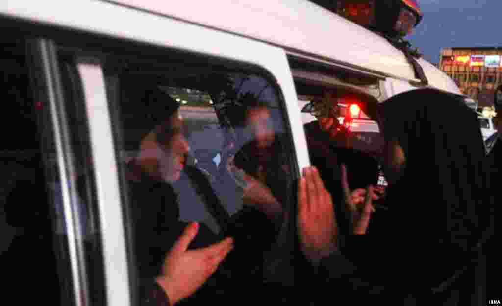 "Namünasib" geyidniyi üçün saxlanan Tehran sakinləri. 