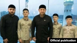 Нохчийчоьнан куьйгалхо Кадыров Рамзан шен вешин кIанаца Кадыров Хьамзатца а, шен воIаршца а