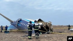 Спасатели на месте крушения самолета авиакомпании Azerbaijan Airliner 