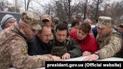 Президент Украины Владимир Зеленский во время посещения Золотого на Луганщине, 26 октября 2019 года