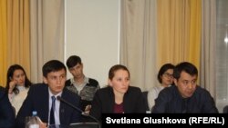 Адвокаты (слева направо) Джохар Утебеков, Елена Дворецкая и Бауыржан Азанов на круглом столе по вопросам модернизации уголовного процесса в Казахстане. Астана, 8 ноября 2017 года.