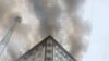 Pompierii au intervenit pentru a stinge incendiul izbucnit la etajul superior al unui bloc locativ din Durlești, suburbia Chișinăului, pe 16 mai 2025.

