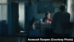Кадар з фільму "Возера радасьці" па кнізе Віктара Марціновіча. Рэжысэр -- Аляксей Палуян.