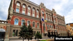 Регулятор запропонував долар за курсом 28 гривень 42 копійки лише наприкінці активної частини сесії, фактично закріпивши досягнуті на ринку орієнтири