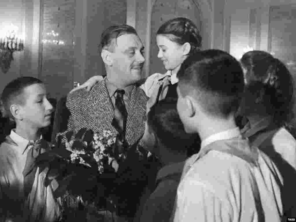 1954 год. Разам з піянэрамі ў Георгіеўскай залі Крамля