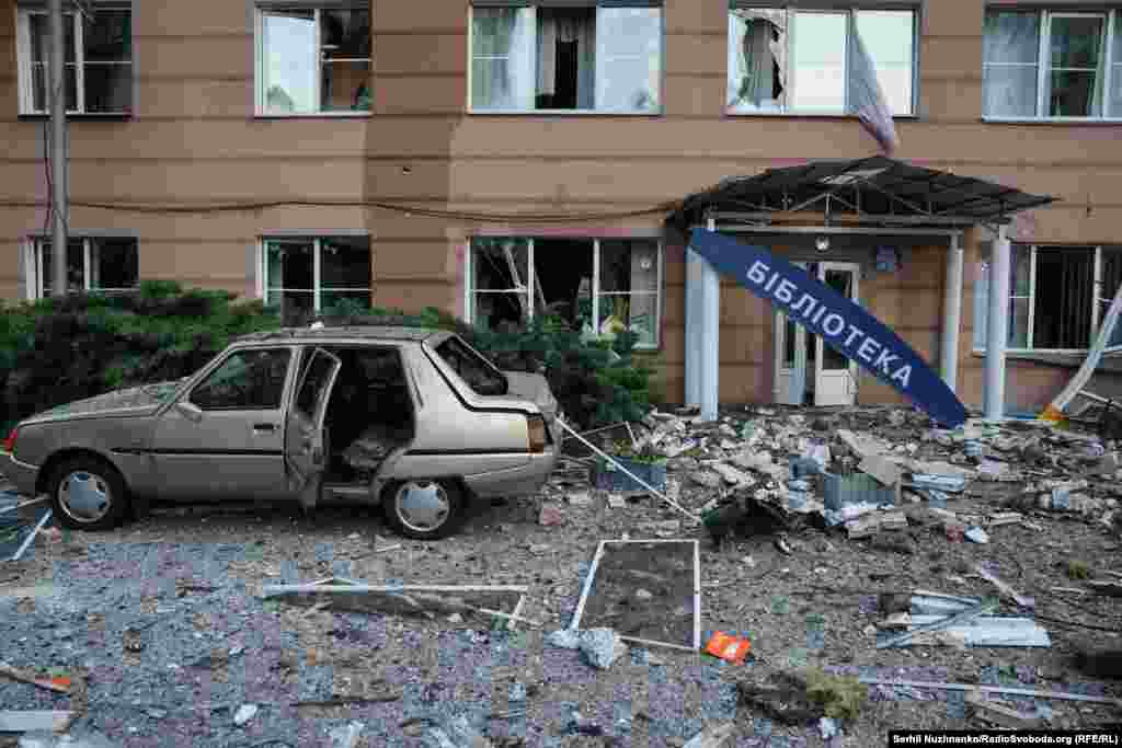 Intrarea într-o bibliotecă publică din Kiev, 6 iunie 2025.Dronele și rachetele rusești au vizat în repetate rânduri obiective civile de la lansarea invaziei pe scară largă în Ucraina din 2022. Regimul Putin nu recunoaște dreptul la existență al Ucrainei suverane. Kremlinul vrea să hotărască politica atât politica de alianțe, cât și politica internă a țării vecine. 