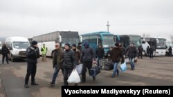 Всього в рамках обміну, що відбувся 29 грудня, підтримувані Росією угруповання «ДНР» і «ЛНР» видали Україні 76 людей: 12 військових і 64 цивільних